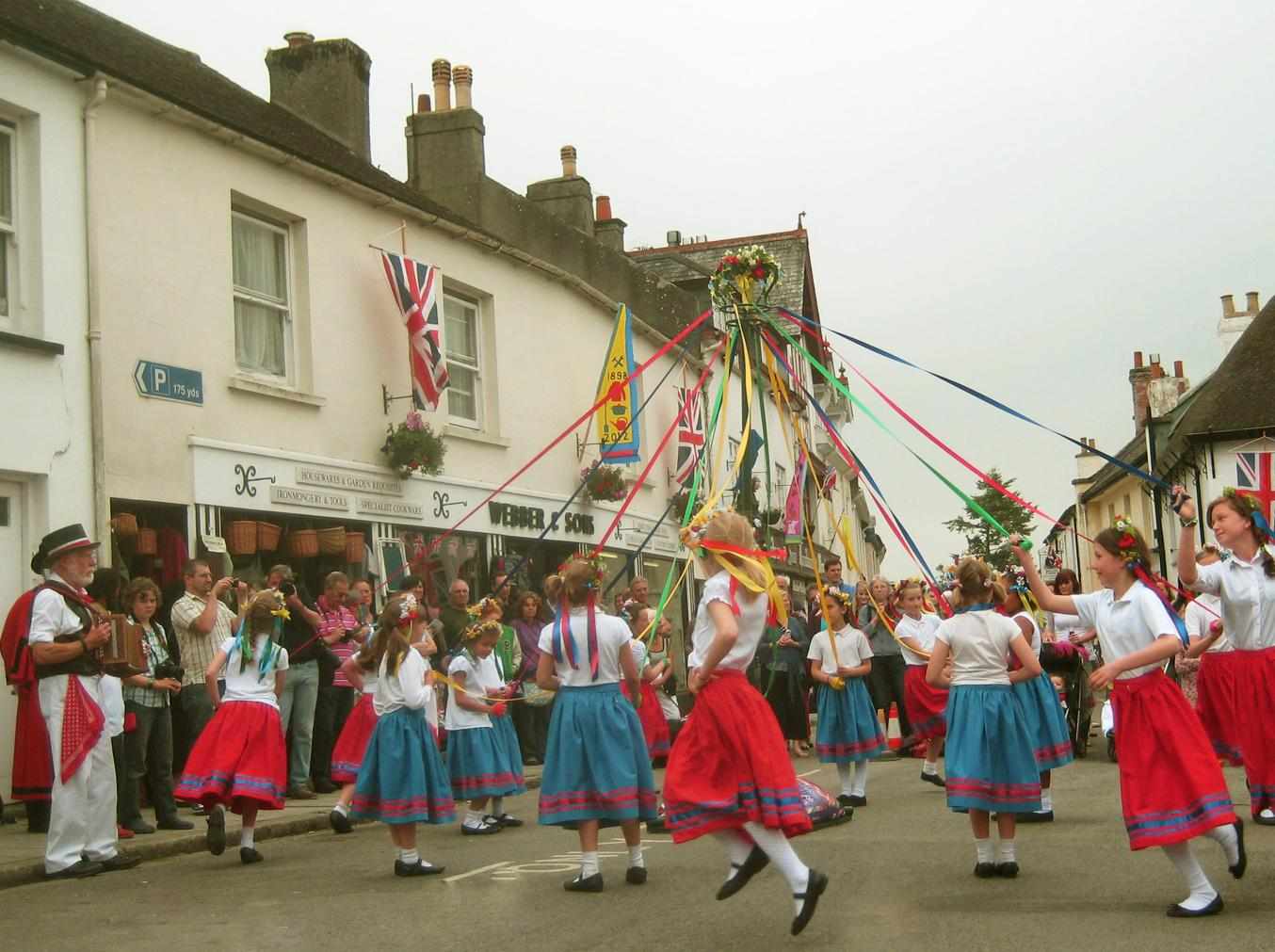 May day на русском. Праздник Maypole в Великобритании. Майский праздник в Великобритании (May Day). Белтейн Майское дерево. Мэй Дэй в Великобритании.